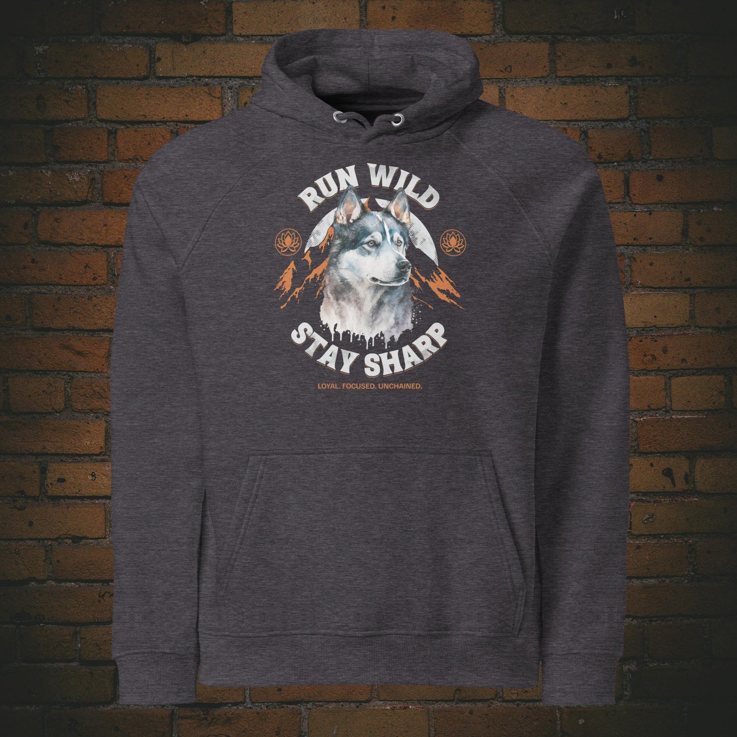 Krafttier Wolf – Run Wild, Stay Sharp | Spirit Animal Kollektion Hoodie - Druck aufBio Baumwolle in der Farbe grau