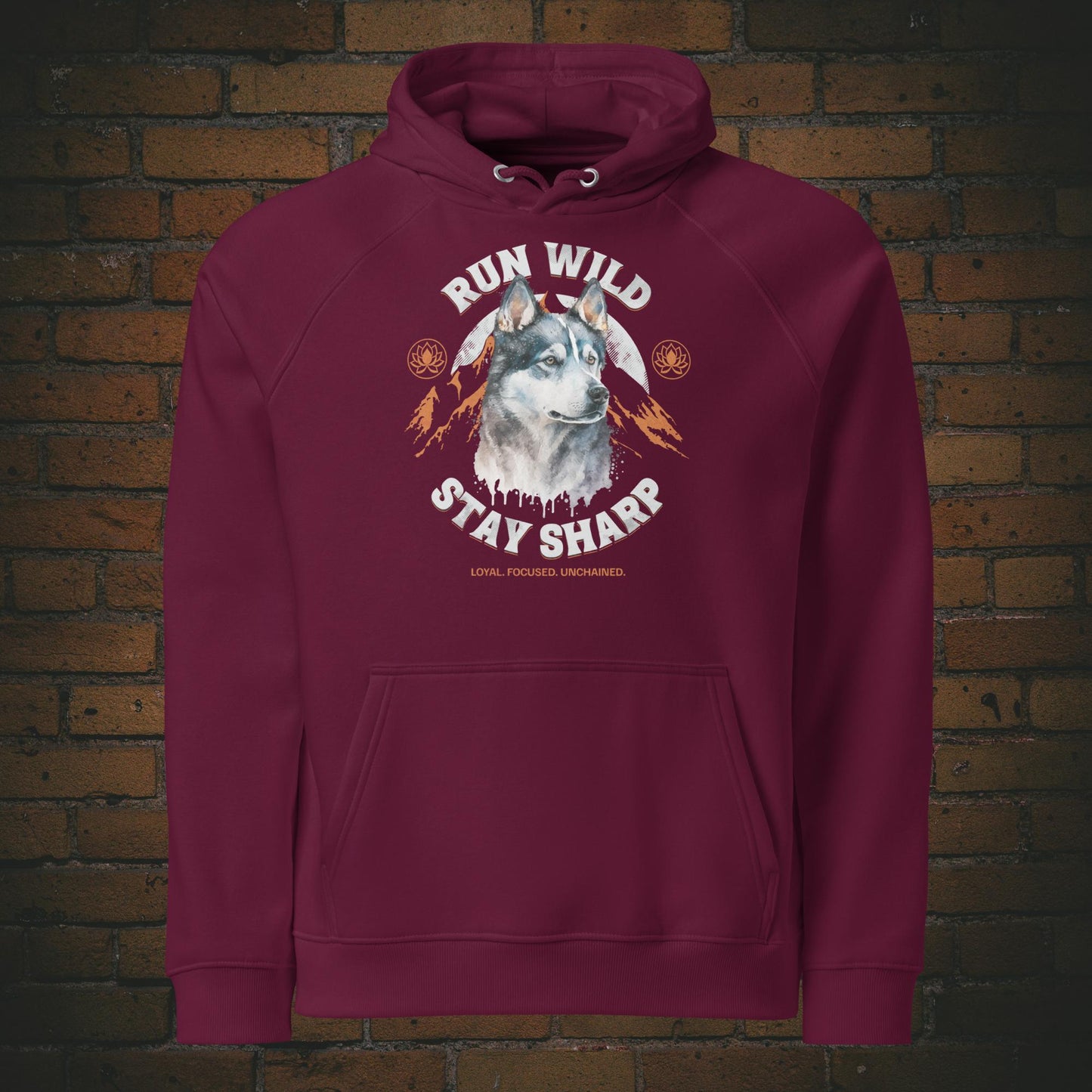 Krafttier Wolf – Run Wild, Stay Sharp | Spirit Animal Kollektion Hoodie - Druck auf Bio-Baumwolle in der farbe weinrot