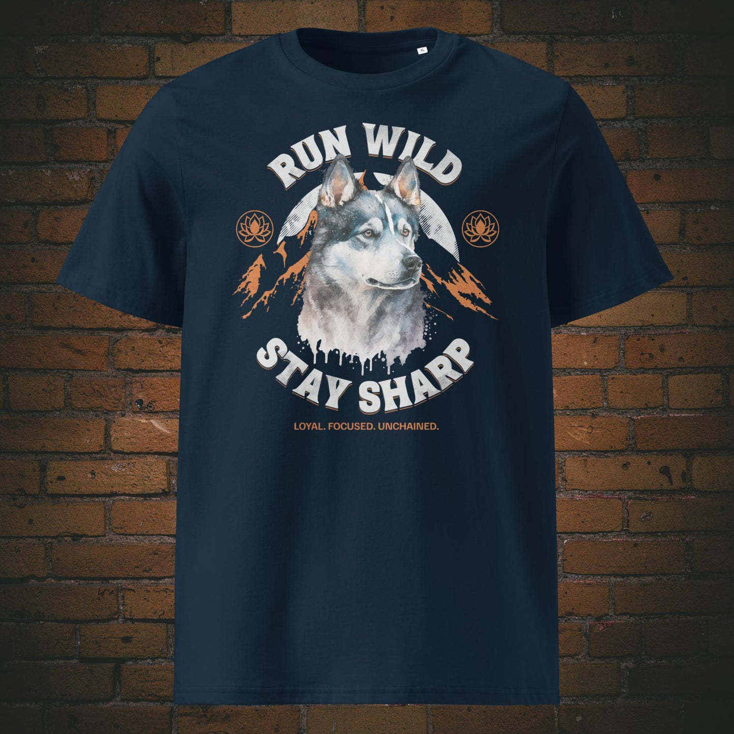 Krafttier Wolf – Run Wild, Stay Sharp | Spirit Animal Kollektion T-Shirt Unisex - Druck auf Bio-Baumwolle in der Farbe Blau