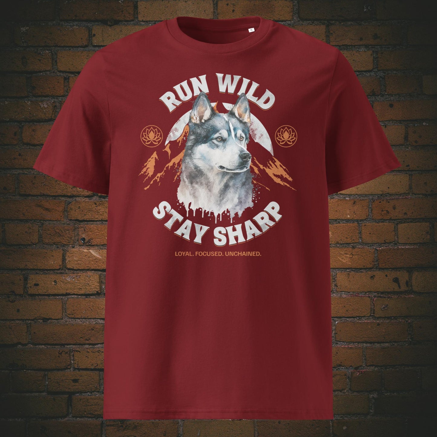 Krafttier Wolf – Run Wild, Stay Sharp | Spirit Animal Kollektion T-Shirt Unisex - Druck auf Bio Baumwolle in weinrot