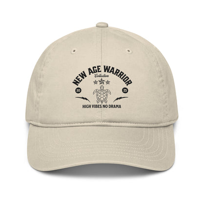 New Age Warrior Cap – Schwarzes Design  druck auf dunklen Weiß Bio Baumwolle