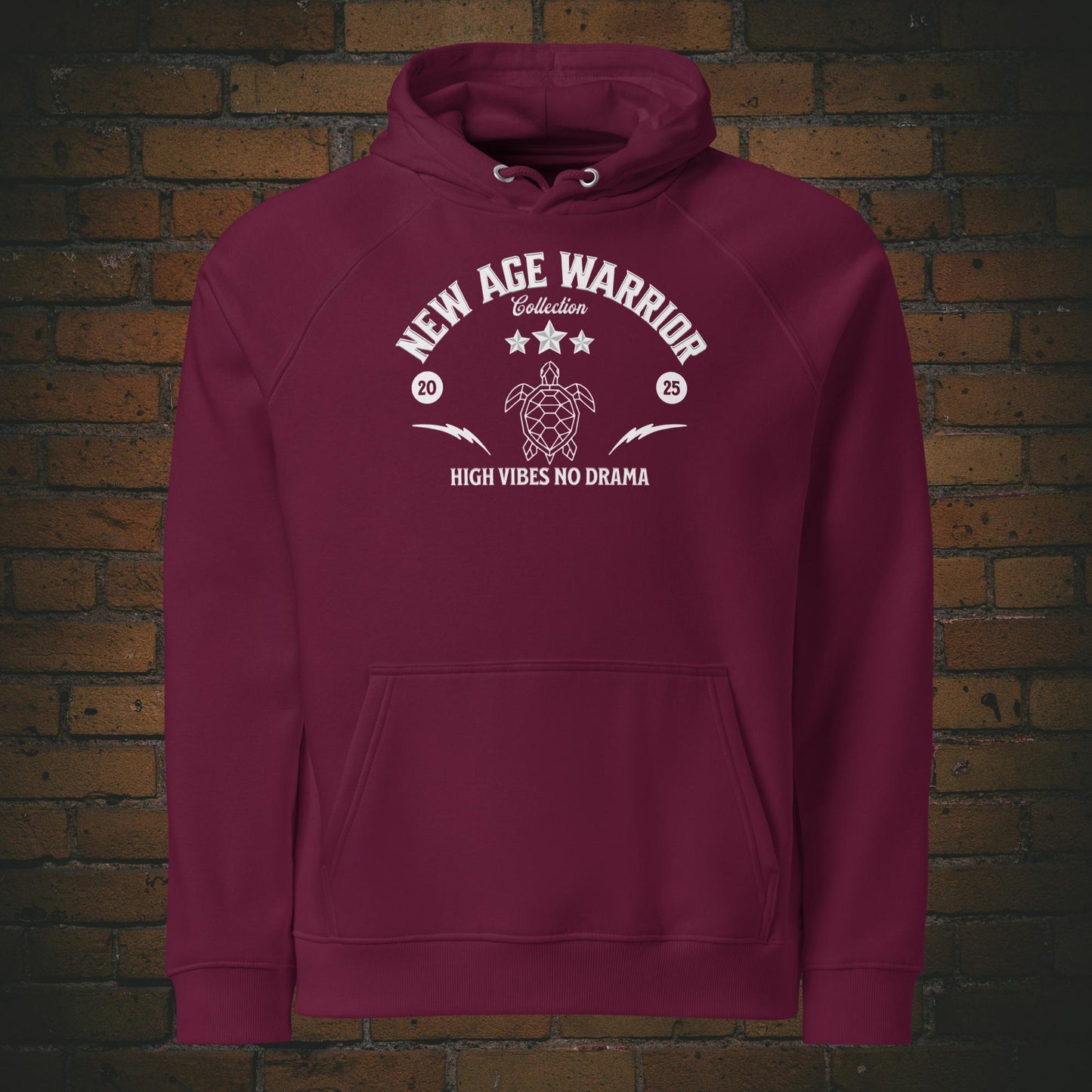 New Age Warrior Hoodie – High Vibes No Drama Design weiss Druck auf Bio Baumwolle in weinrot