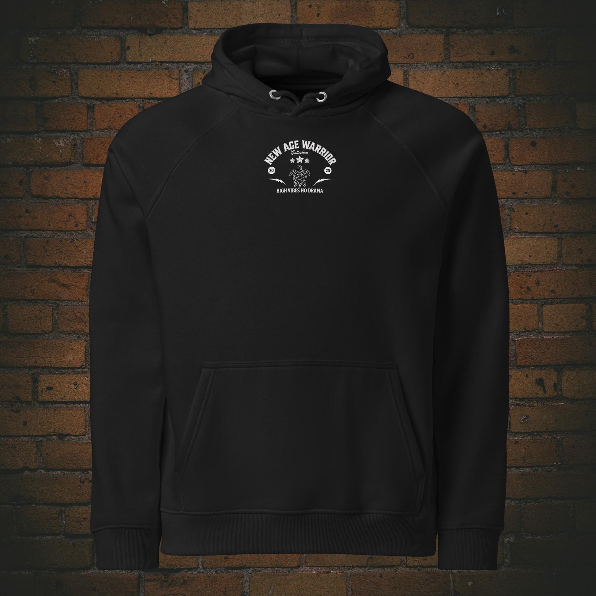 New Age Warrior Hoodie – King of Chill Löwe | Unisex Bio Baumwolle in der Farbe schwarz - Druck Brust vorne 