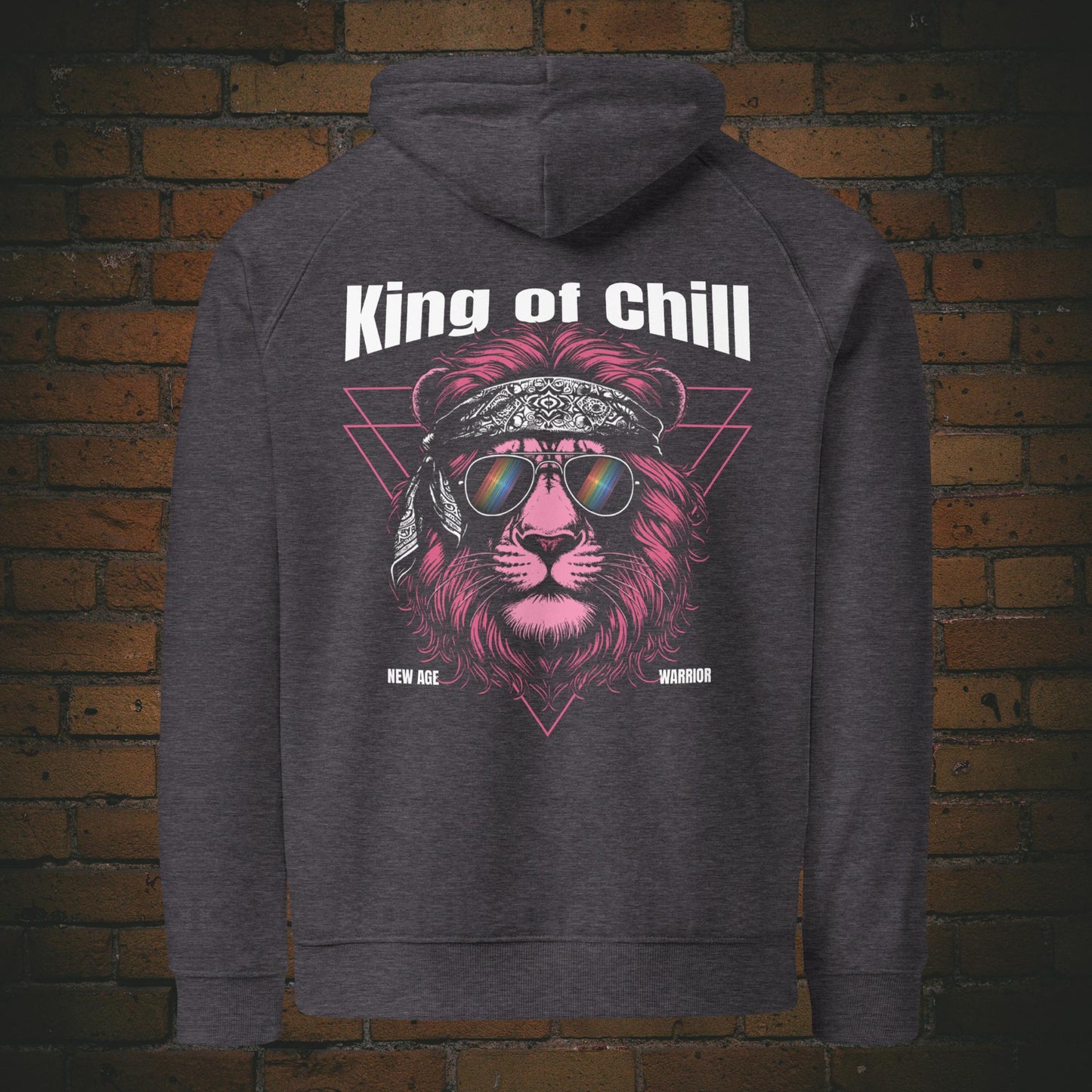 New Age Warrior Hoodie – King of Chill Löwe | Unisex Bio Baumwolle in der Farbe dunkelgrau - Druck auf dem Rücken