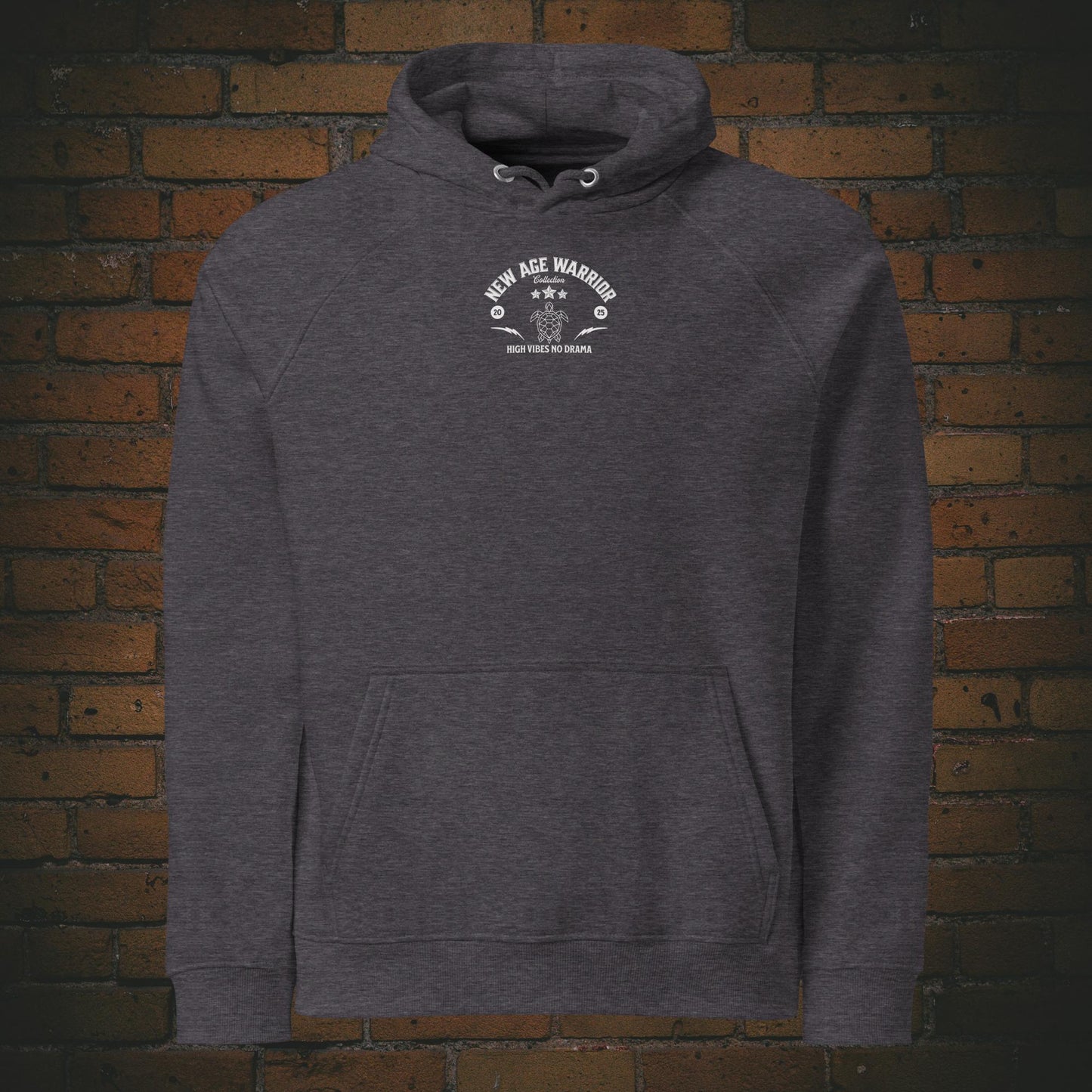 New Age Warrior Hoodie – King of Chill Löwe | Unisex Bio Baumwolle in der Farbe dunkelgrau - Druck auf der Brust