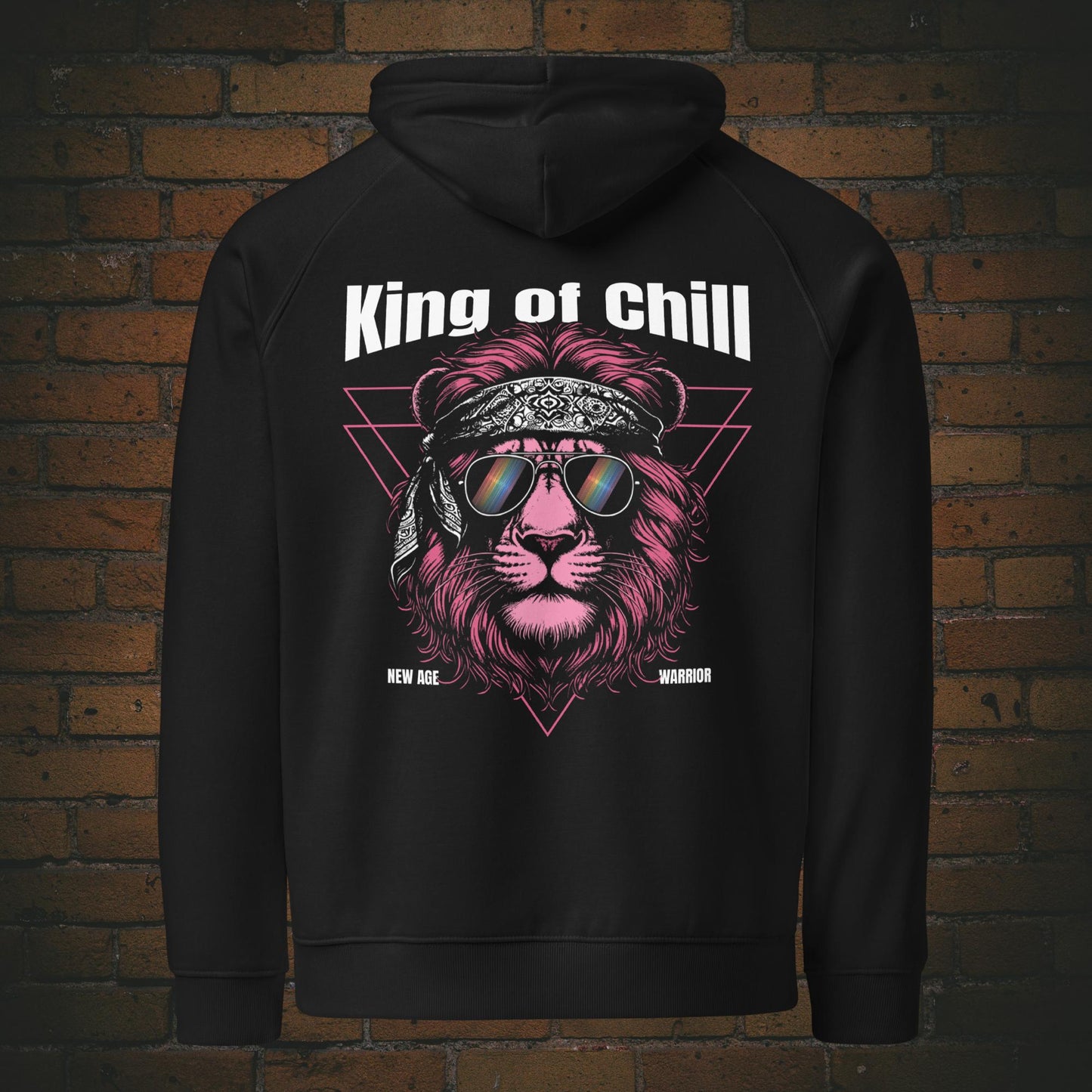 New Age Warrior Hoodie – King of Chill Löwe | Unisex Bio Baumwolle in der farbe schwarz - Druck auf dem Rücken