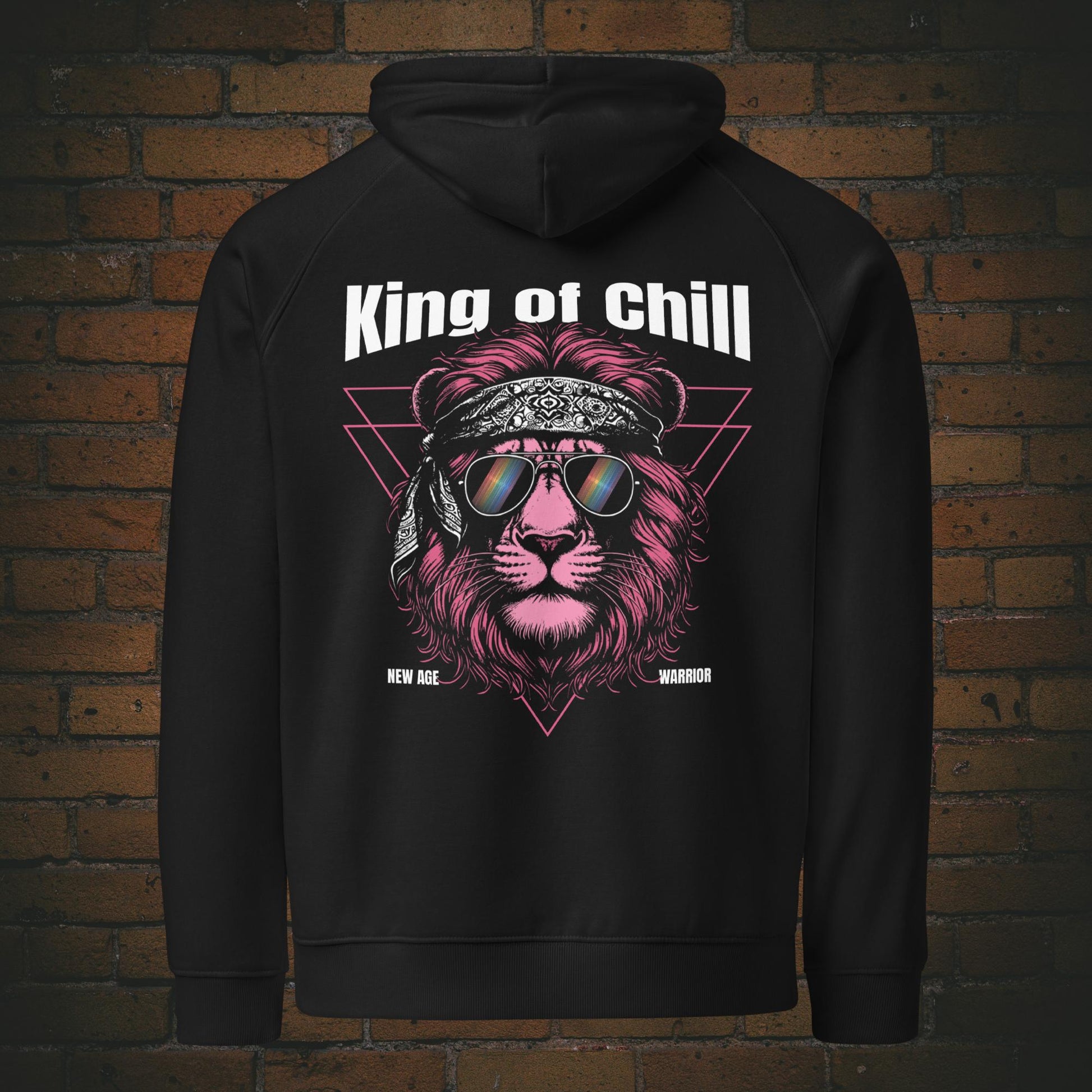 New Age Warrior Hoodie – King of Chill Löwe | Unisex Bio Baumwolle in der farbe schwarz - Druck auf dem Rücken