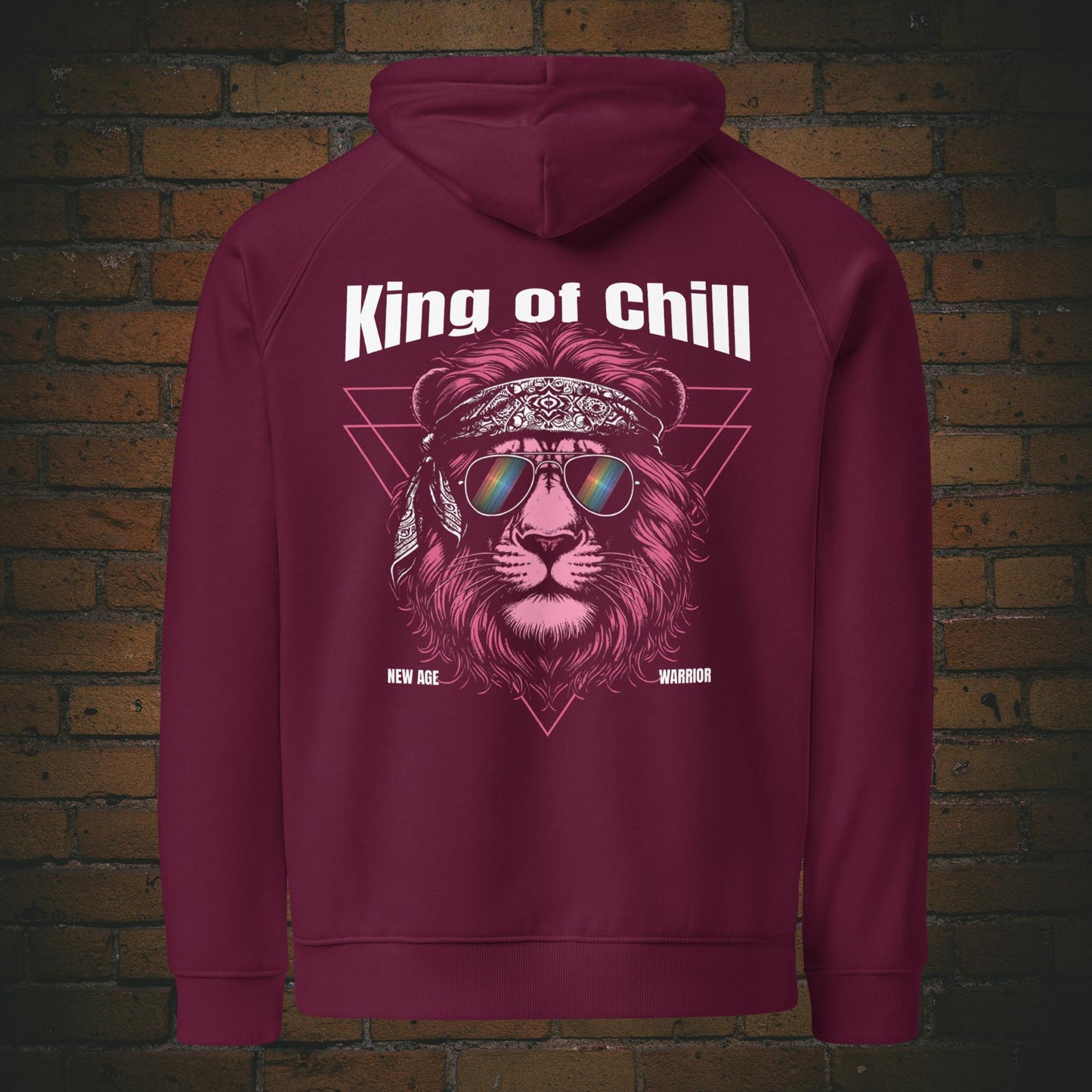 New Age Warrior Hoodie – King of Chill Löwe | Unisex Bio Baumwolle in der Farbe weinrot - Druck auf dem Rücken