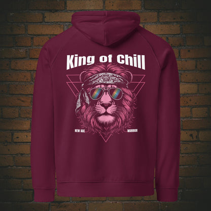 New Age Warrior Hoodie – King of Chill Löwe | Unisex Bio Baumwolle in der Farbe weinrot - Druck auf dem Rücken