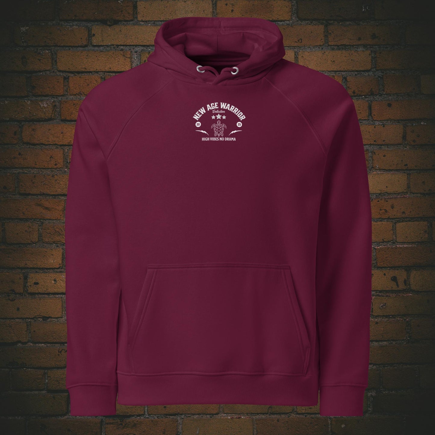 New Age Warrior Hoodie – King of Chill Löwe | Unisex Bio Baumwolle in der Farbe weinrot - Druck auf der Brust
