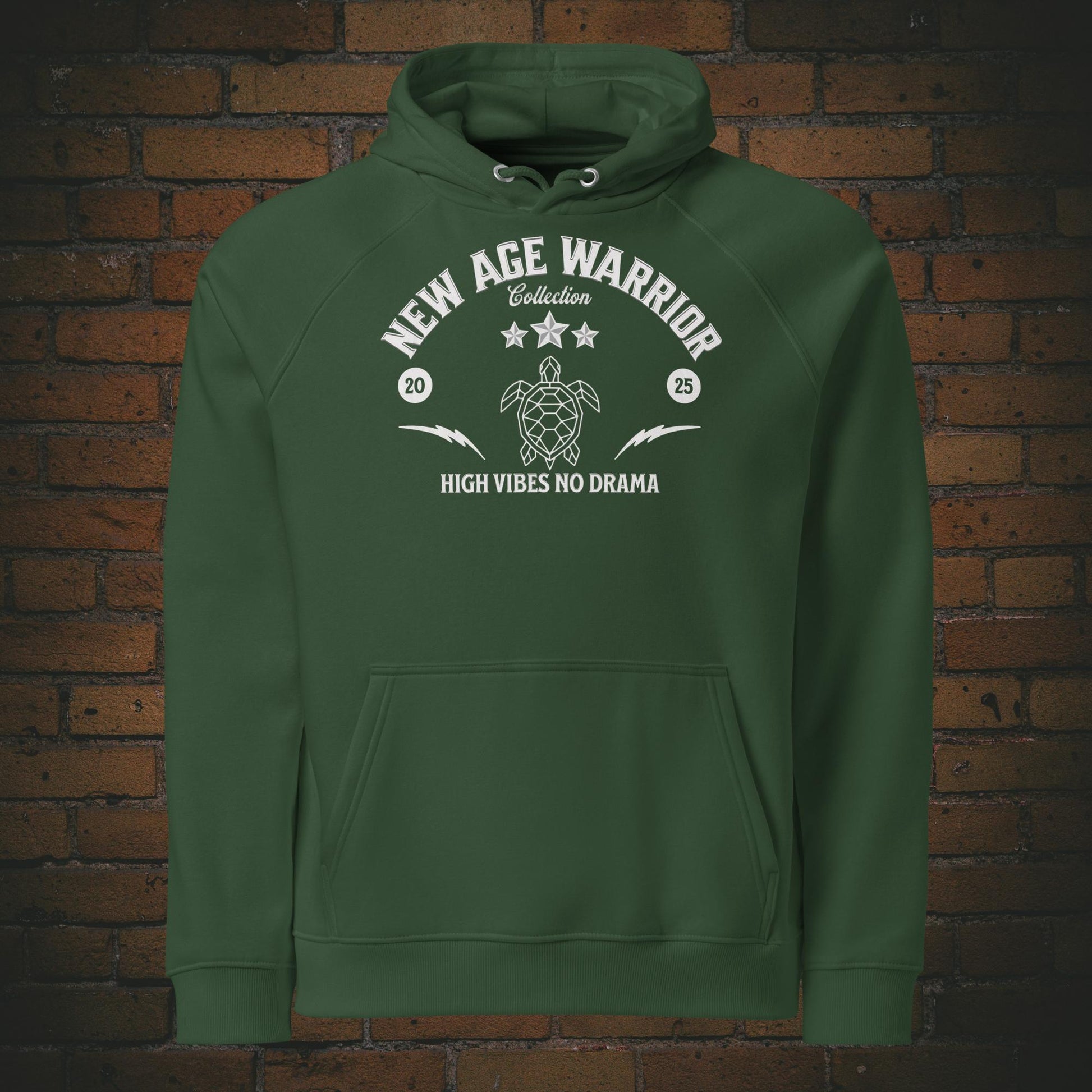 New Age Warrior Hoodie – Ride the Wind Adler Vorderseite | Druck auf Bio Baumwolle in der Farbe grün