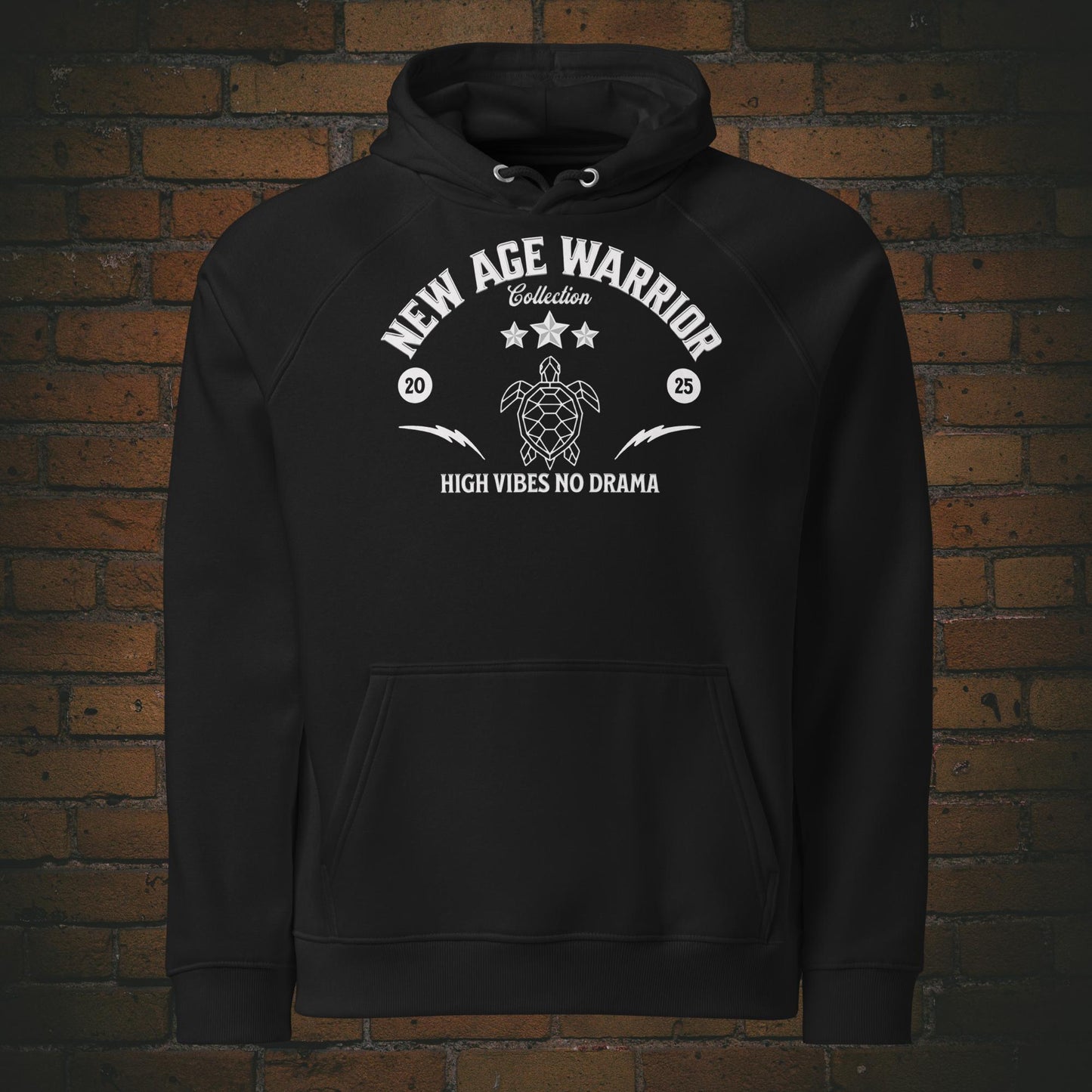 New Age Warrior Hoodie – Ride the Wind Adler Vorderseite | Druck auf Bio Baumwolle in der Farbe schwarz