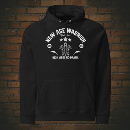 New Age Warrior Hoodie – Ride the Wind Adler Vorderseite | Druck auf Bio Baumwolle in der Farbe schwarz