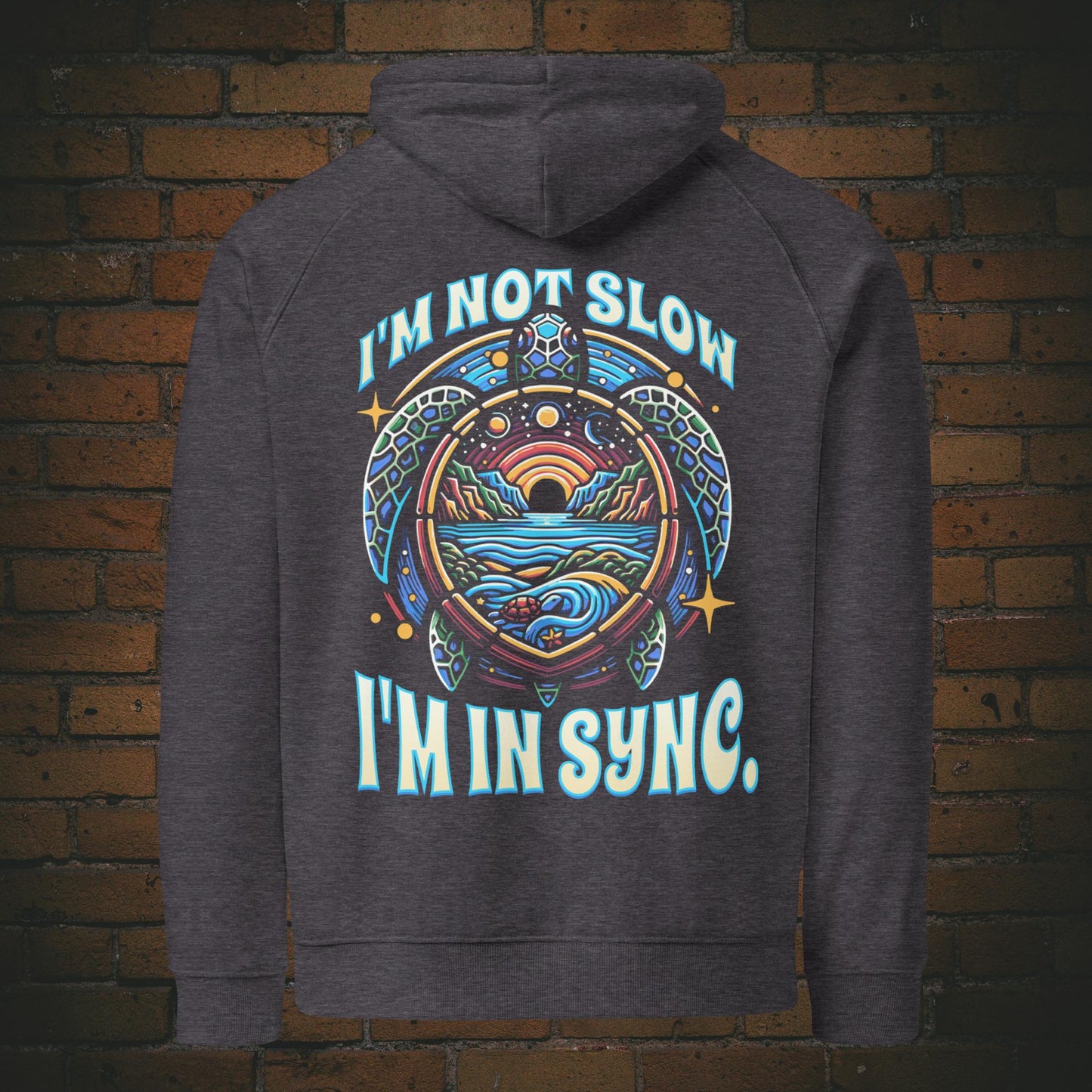 New Age Warrior Hoodie – Turtle Design I’m in Sync | Bio Baumwolle in der Farbe dunkelgrau - Druck auf dem Rücken
