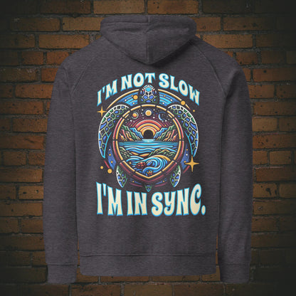 New Age Warrior Hoodie – Turtle Design I’m in Sync | Bio Baumwolle in der Farbe dunkelgrau - Druck auf dem Rücken