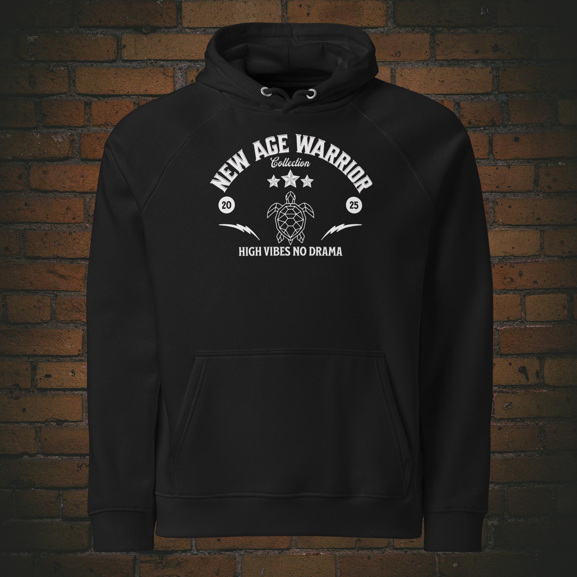 New Age Warrior Hoodie – Turtle Design I’m in Sync | Bio Baumwolle in der Farbe schwarz - Druck auf der Brust