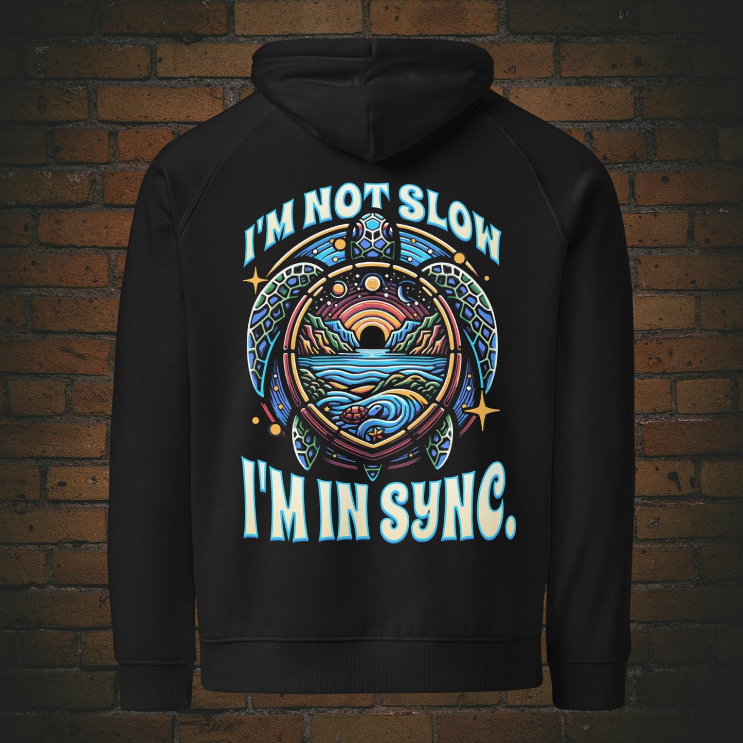New Age Warrior Hoodie – Turtle Design I’m in Sync | Bio Baumwolle in der Farbe schwarz - Druck auf dem Rücken