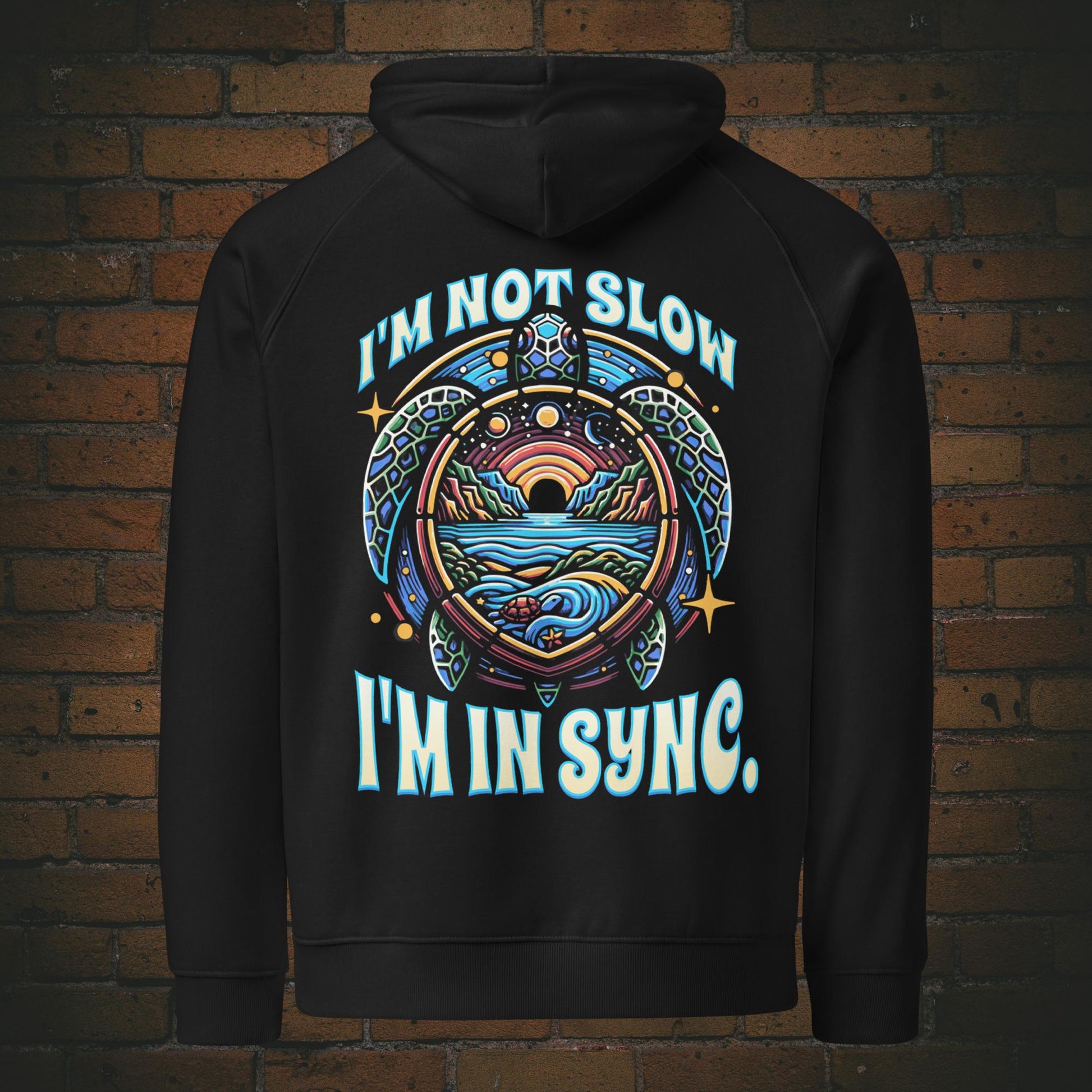 New Age Warrior Hoodie – Turtle Design I’m in Sync | Bio Baumwolle in der Farbe schwarz - Druck auf dem Rücken