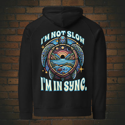 New Age Warrior Hoodie – Turtle Design I’m in Sync | Bio Baumwolle in der Farbe schwarz - Druck auf dem Rücken