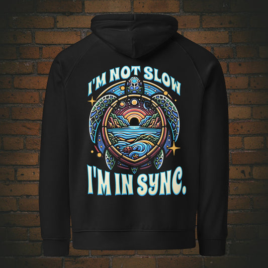 New Age Warrior Hoodie – Turtle Design I’m in Sync | Bio Baumwolle in der Farbe schwarz - Druck auf dem Rücken