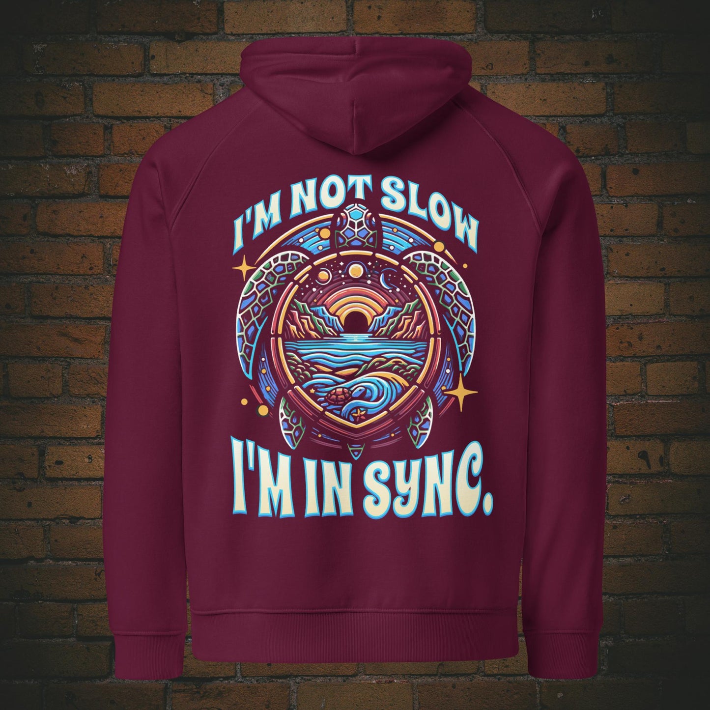 New Age Warrior Hoodie – Turtle Design I’m in Sync | Bio Baumwolle in der Farbe weinrot - Druck auf dem Rücken