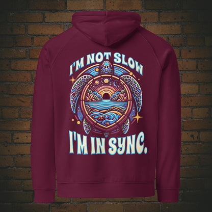 New Age Warrior Hoodie – Turtle Design I’m in Sync | Bio Baumwolle in der Farbe weinrot - Druck auf dem Rücken