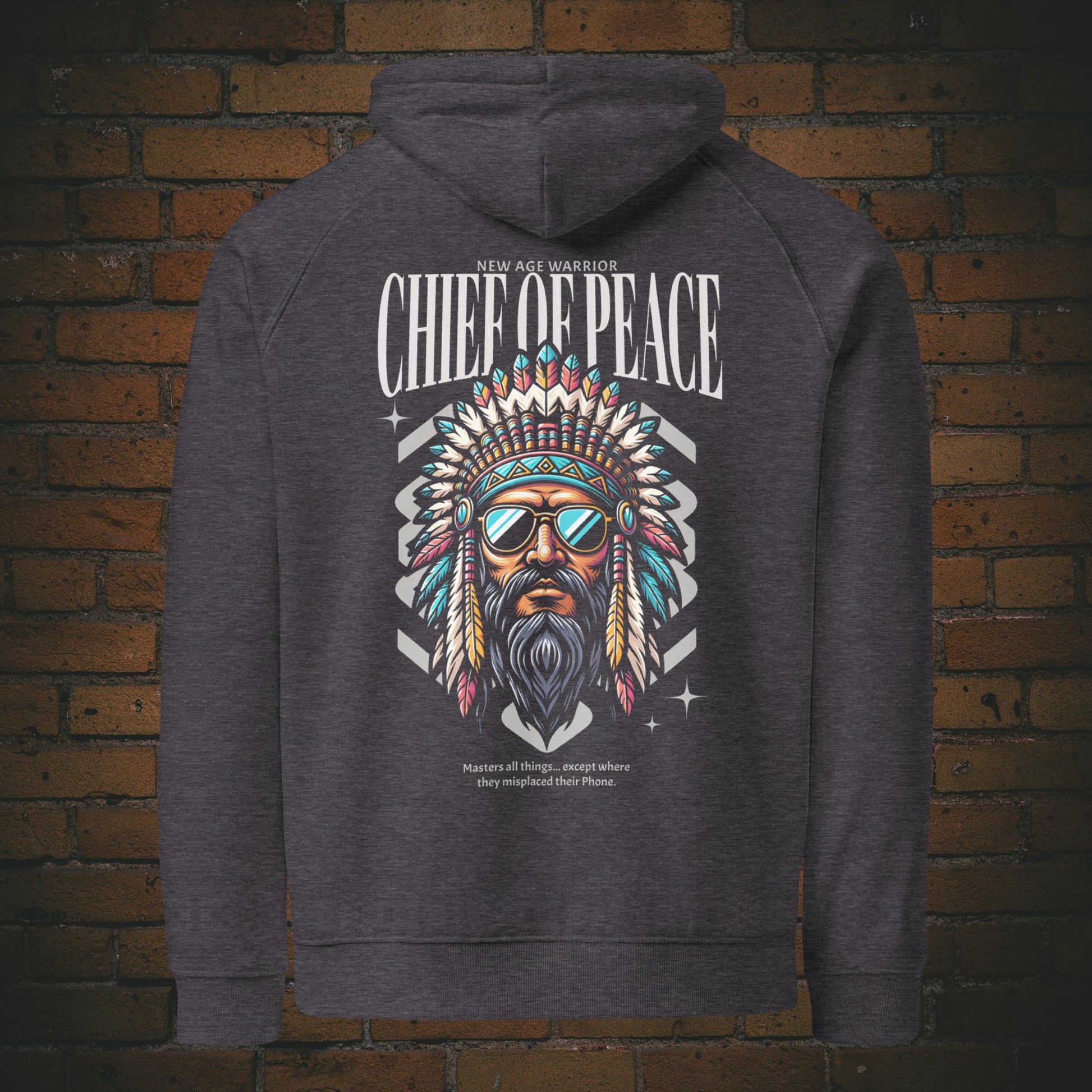 New Age Warrior Indianer Hoodie – Chief of Peace Design | Unisex Bio Baumwolle in der Farbe dunkelgrau - Druck auf dem Rücken 