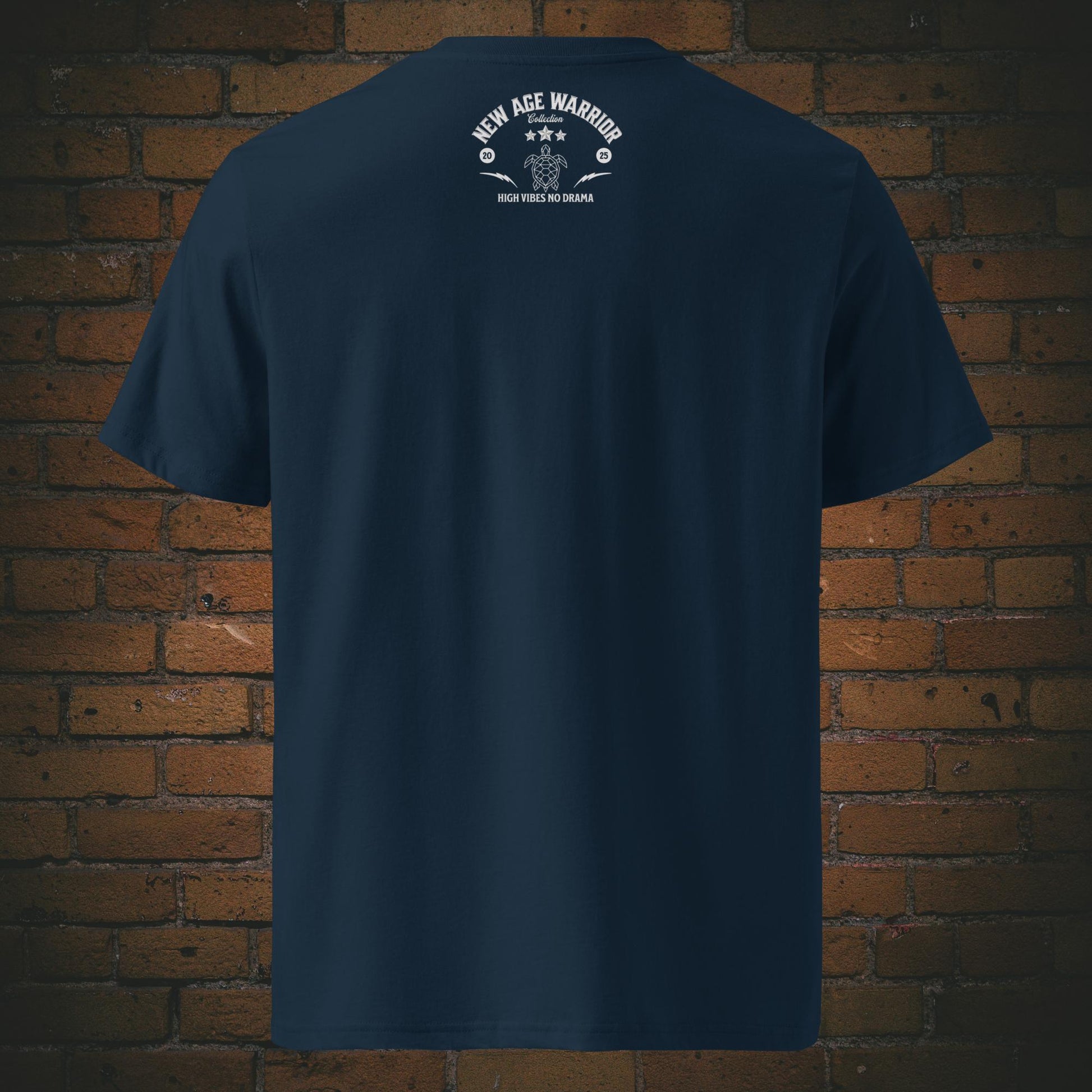 New Age Warrior T-Shirt – Turtle Design I’m in Sync | Bio Baumwolle in der Farbe dunkelblau - Druck auf dem Rücken