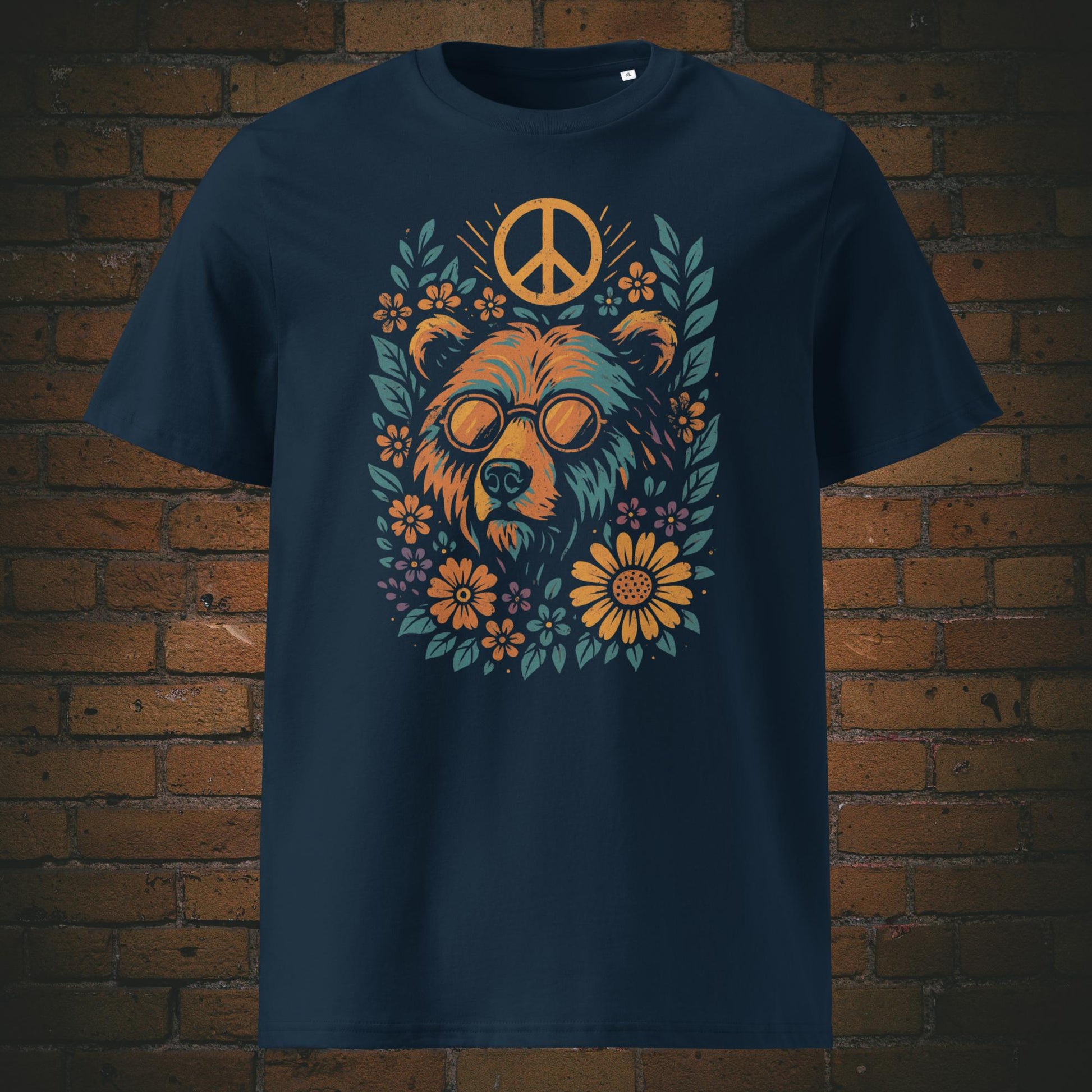 Dunkelblau farben T-Shirt mit buntem Hippie-Bären-Motiv, umgeben von Blumen und Peace-Zeichen, Retro-Stil mit Sonnenbrille und floraler Verzierung.