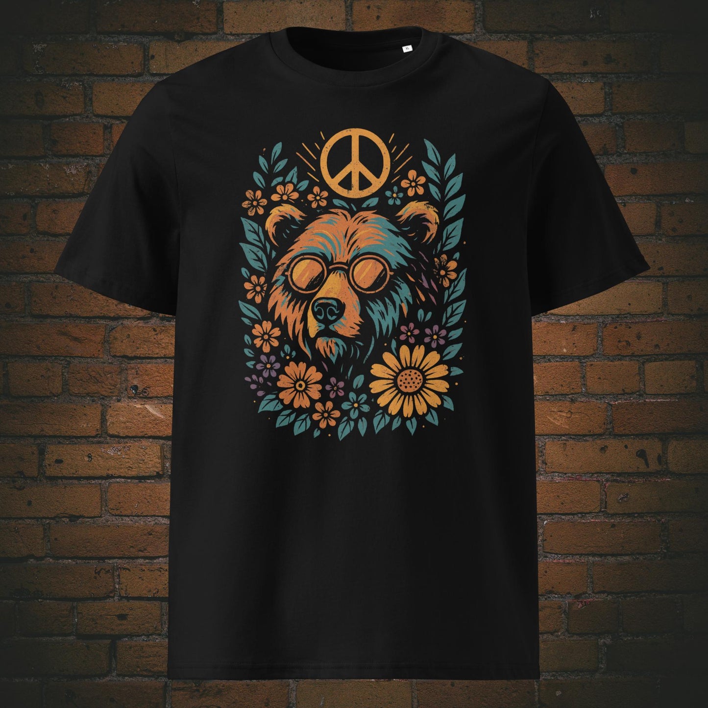 Schwarzes T-Shirt mit buntem Hippie-Bären-Motiv, umgeben von Blumen und Peace-Zeichen, Retro-Stil mit Sonnenbrille und floraler Verzierung.