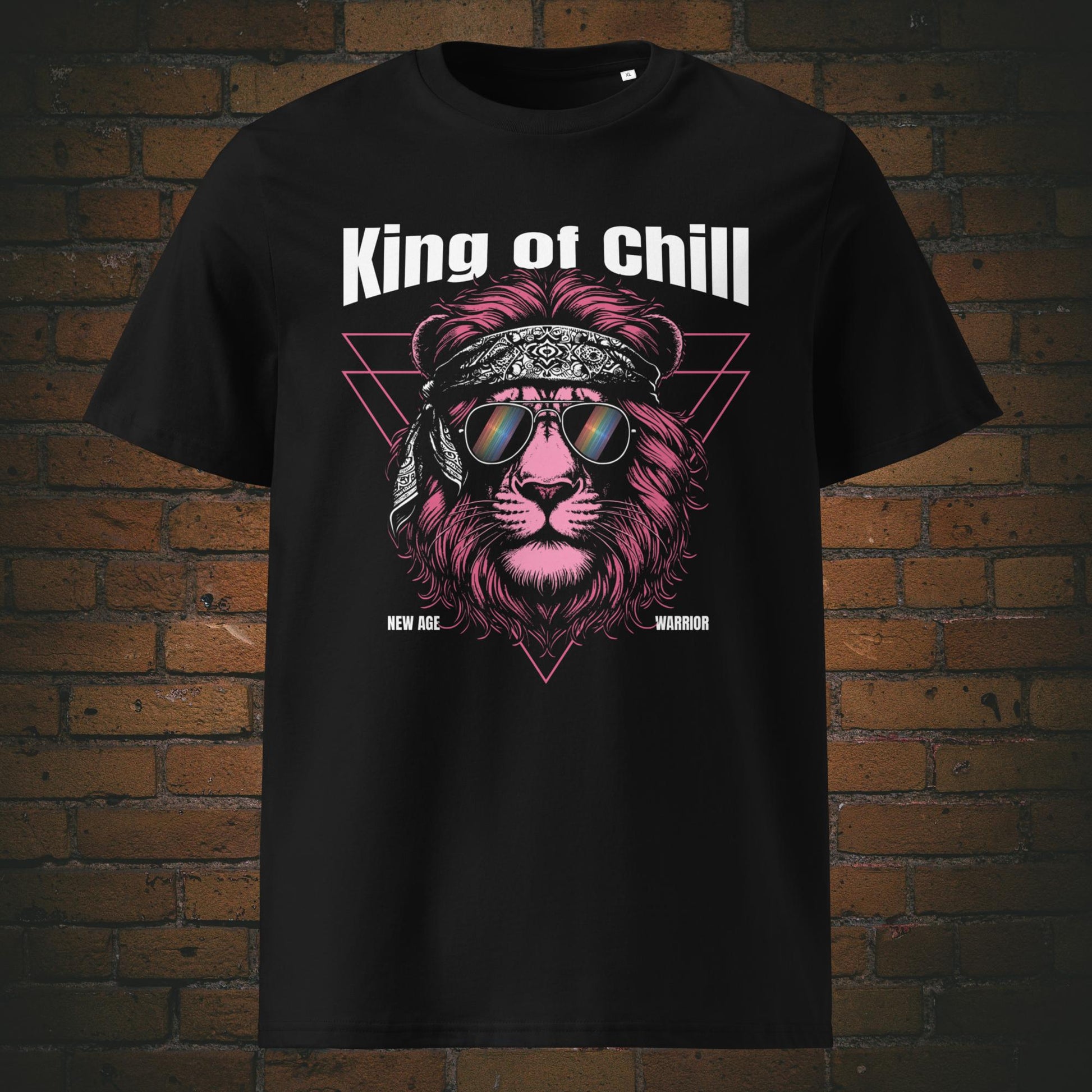 T-Shirt Unisex – King of Chill Löwe | Bio Baumwolle in der Farbe schwarz aus der New Age Warrior Kollektion - Druck auf der Brust