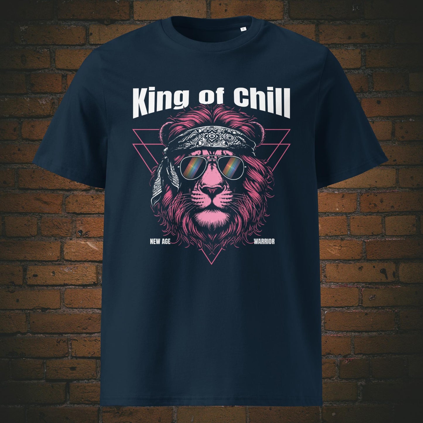 T-Shirt Unisex – King of Chill Löwe | Bio Baumwolle in der Farbe dunkelblau Frontprint aus der New Age Warrior Kollektion