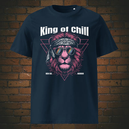 T-Shirt Unisex – King of Chill Löwe | Bio Baumwolle in der Farbe dunkelblau Frontprint aus der New Age Warrior Kollektion
