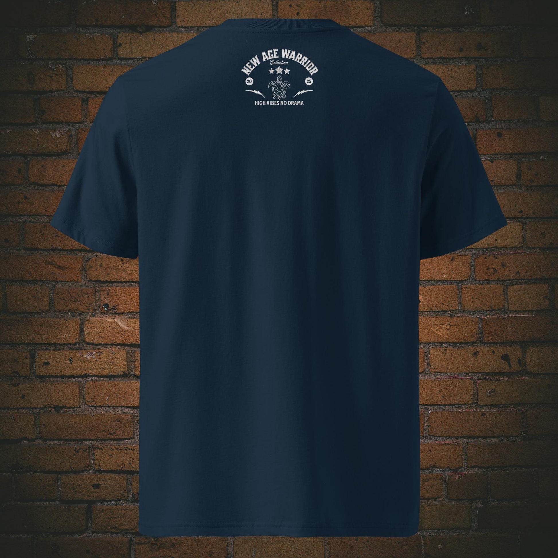 T-Shirt Unisex – King of Chill Löwe | Bio Baumwolle in der Farbe dunkelblau Backprint aus der New Age Warrior Kollektion